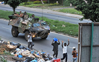 2011年4月1日，法國維和部隊進駐科特迪瓦首都阿必尚。 (AFP PHOTO/ ISSOUF SANOGO)