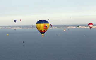 组图：世界纪录 50个热气球飞越英吉利海峡