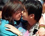 重庆邮电大学校园内，不准学生情侣当众拥抱接吻，此举引发网友热议。（图片来源：LIU JIN /AFP）
