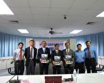 三校携手合作成立「科學班」。(左起)嘉中教務主任王德合、嘉大生命科學院院長黃承輝博士、嘉大校長李明仁博士、嘉中校長黃義春、中正大學教務長黃柏農博士、中正大學理學院院長許佳振博士及嘉中李文堂老師。(攝影:李擷瓔/大紀元)