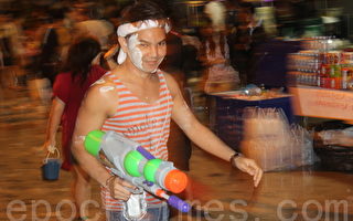 组图：泰国“宋干节”曼谷佩“枪”客泼水狂欢