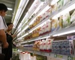 北京市民在超市挑选食物(STR/AFP/Getty Images)