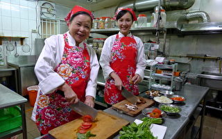 「越南林志玲」海倫清桃(右)在台灣所拍攝的第一部連續劇《戀戀木瓜香》，左為梅芳阿姨（圖/星皓娛樂提供）