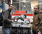在多伦多市中心一家Future Shop店铺内，士嘉堡居民Neil（左）和朋友选购PlayBook平板电脑。（摄影：高云林/大纪元）