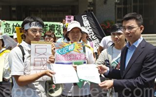 组图：高反国光 市民学子高喊护台湾