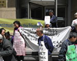 4月20日，上海讨房团成员在市政大厦前继续每周一次的讨房抗议示威活动（图片由知情人提供）
