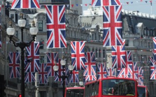 组图：皇室婚礼倒计时 伦敦旗海飘扬