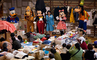组图：东京迪士尼卡通人物抚慰灾民