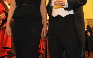 首相卡梅伦尽量避免在公开活动中穿燕尾服，以免遭到对手的嘲笑。他上任以来唯一一次穿燕尾服是在去年11月参加伦敦市市长晚宴上，所有客人必须穿正式的礼服。(BEN STANSALL/AFP/Getty Images)