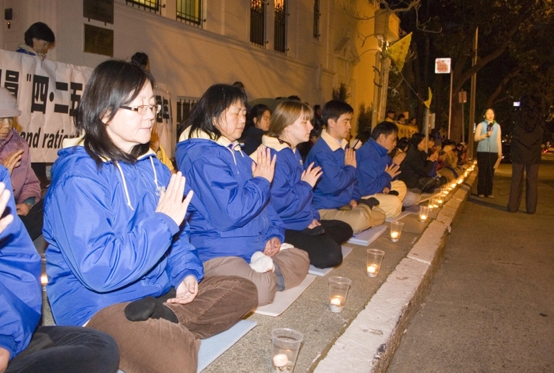 2011年4月25日晚,加州舊金山近二百名法輪功學員在舊金山中領館前集會,紀念法輪功學員「四‧二五」和平上訪十二周年。(周容/大紀元)
