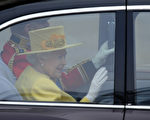 10：40，英国女王伊丽莎白二世和爱丁堡公爵离开白金汉宫，驱车前往威斯敏斯特大教堂。（图片来源：Getty images）