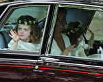 威廉王子的乾女兒葛麗絲（Grace Van Cutsem）對著窗外揮手。(圖/Getty Images)