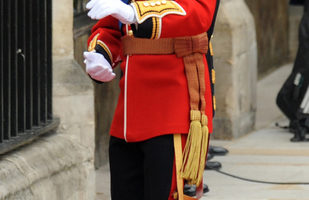 威廉王子身着红色军装结婚