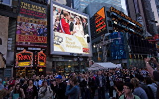 人们聚集在纽约时代广场观看婚礼直播(Michael Nagle/Getty Images)
