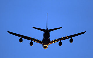 一架飛機準備降落倫敦機場，由於航空公司轉嫁燃料成本，用累積哩程兌換「免費」機票必須加付不少現金。 (Photo by Dan Kitwood/Getty Images)