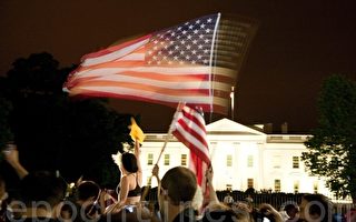 组图：数千民众白宫前欢庆本·拉登被美军击毙