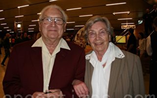 老夫婦瑪格瑞塔和埃爾文‧斯坦豪瑟面帶微笑離開劇場，斯坦豪瑟退休前是一位機器銷售公司代理人，他說：「我非常喜歡這場演出。」（攝影：黃芩/大紀元）