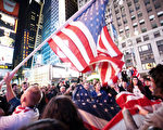 本•拉登被杀的消息迅速地传布开来，虽然已经是深夜，纽约时代广场聚集了大批欢呼的人群。（摄影:爱德华/大纪元）
