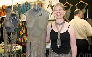 艺术家Unzicker和她手工编织的不銹钢环衣服，像西方中世纪的锁子甲（摄影：张倩/大纪元）