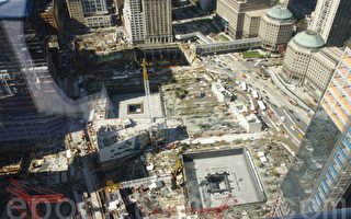 从世贸7号大楼第48层楼可看到9/11纪念馆的建筑进程。(摄影﹕黎新/大纪元)