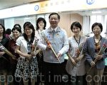 吳志揚縣長致贈康乃馨給縣府同仁