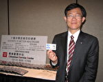 南加玉山科技協會前理事長施文炤在「十個步驟改善您的健康」DVD中現身說法，指導華裔耆老申請免費交通卡。（攝影：劉菲/大紀元）