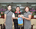 邱议长颁赠议会会旗给平镇市女青年会，右会长胡瑞珠、左县议员舒翠玲。（摄影：徐乃义／大纪元）
