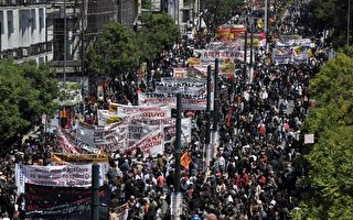 雅典2万人抗议财政紧缩 希腊债信调降