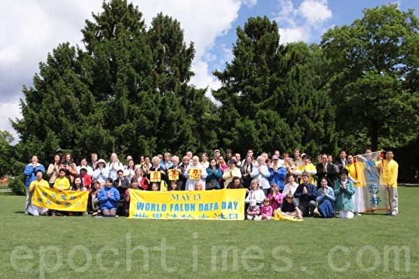 圖片報導:瑞士弟子同慶大法日恭祝師尊華誕