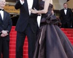 布萊德彼特,安潔莉納裘莉二人熱情向記者打招呼。（Brad Pitt & Angelina Jolie）(圖/Getty Images)