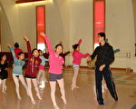 徐航东老师(右一)正在指导舞蹈班学习。(中华艺术协会提供)