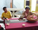 理事长姜信钧以东方美人茶会友，谈著发展社区的计划。（摄影：彭瑞兰／大纪元）