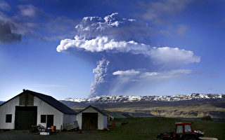 冰岛火山喷发 烟冲11公里高