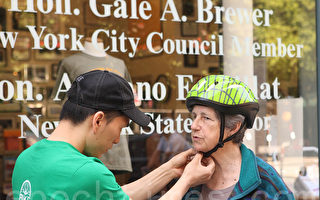 市議員送頭盔 敦促騎車人重視安全
