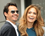 詹妮弗·洛佩兹（Jennifer Lopez）夫妇参加好友西蒙·弗勒(Simon Fuller)留名好莱坞星光大道的庆祝仪式。(图/Getty Images)