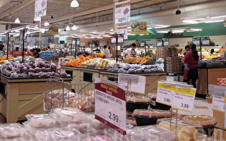 今年4月，加拿大安省消費品價格去年同比上漲3.6%，漲幅主要來自汽油、客運車輛保險費。但很多華裔表示，不會消減在食品上的開支。圖為多倫多一家超市。（大紀元圖片）