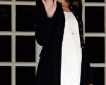 2011年5月26日，法國第一夫人穿着白裙裝和黑外套與媒體揮手致意 (Franck Prevel/Getty Images)