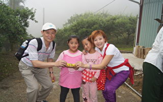 嘉義縣梅山鄉瑞里山區的觀光果園，兩位小女娃成了超級推銷員。(攝影:蘇泰安／大紀元)