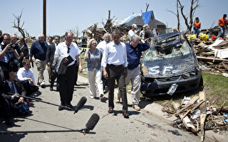 组图：奥巴马总统视察乔普林市灾区