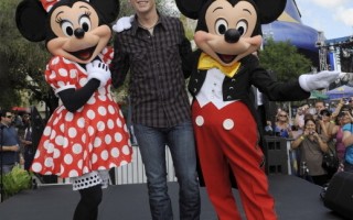 《美國偶像》新科冠軍斯科蒂·邁克科瑞里(Scotty McCreery)和米奇、米妮一起在迪士尼樂園亮相。(圖/Getty Images)