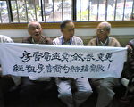 上海經租房討房團成員打起橫幅（圖片由當事人提供）