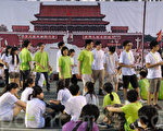 「六‧四」前夕，響應民主的香港學生們在維多利亞公園足球場以街頭劇來模擬當年「六‧四」中共是如何殺害學生的事件。（攝影：祥龍/ 大紀元）