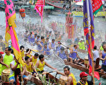 在香港，龙舟竞渡极受欢迎，每年的端午节期间，香港仔会举办多场龙舟竞渡比赛，赛况激烈常吸引许多人潮。（摄影:祥龙/ 大纪元）