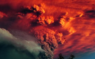 组图：智利火山持续喷发 万米烟柱冲天际