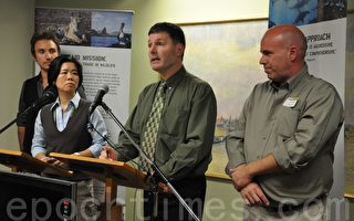 图：6月13日，3名多伦多市议员在市政厅召开新闻发布会，提议全市禁止拥有、出售和消费鱼翅。右二：市议员迪贝梅雷（Glenn De Baeremaeker），左二：市议员黄慧文（Kristyn Wong-Tam）（摄影：高云林/大纪元 ）