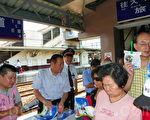 「郵輪式列車」抵達竹市  市長贈導覽手冊