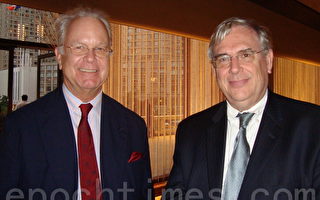紐約資深投資銀行家埃夫裡爾‧菲斯克Averell Fisk（左）和資深律師朋友尼爾森‧海畢Nelson Happy（右）說神韻是他們社交圈的中熱門話題（攝影：潘美玲/大紀元）