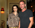 即將在新片扮演夫妻的丹尼爾克雷（Daniel Craig）(右)和瑞秋懷茲（Rachel Weisz）(左)假戲真做，結為連理。圖為2004年兩人在紐約出席活動的資料照。(圖/Getty Images)