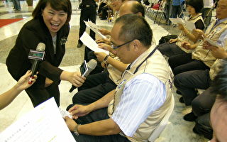 市長黃敏惠與家有大導演相關人員合照。  (攝影:蘇泰安／大紀元)