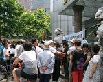 6月27日上午，杭州經租房討房團70多人到杭州市房管局門口討房維權。（知情人提供）